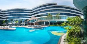 una foto di un hotel con una grande piscina di Conrad Manila a Manila