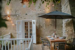 En terrasse eller udendørsområde på Historic House On The Bridge