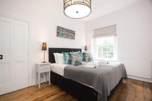 En eller flere senge i et værelse på Historic House On The Bridge