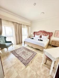 - une chambre avec un grand lit et une chaise dans l'établissement DARÏ, à Dubaï