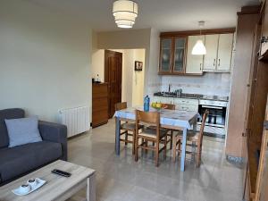 a kitchen and living room with a table and chairs at Apartamento Finisterrae in Fisterra