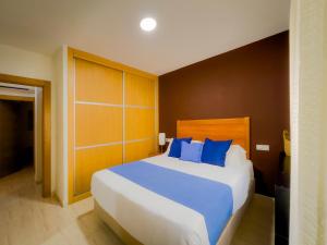 A bed or beds in a room at Holidays2Malaga Huerto de Monjas en centro historico & Fibra WIFI