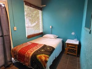 Tempat tidur dalam kamar di Tillett Gardens Guest House & Hostel
