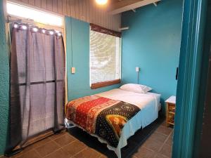 Кровать или кровати в номере Tillett Gardens Guest House & Hostel