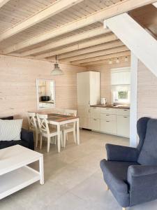 eine Küche und ein Wohnzimmer mit Tisch und Stühlen in der Unterkunft Resort Golf Kołczewo in Kołczewo