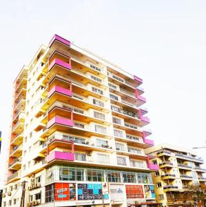 un alto condominio con balconi colorati di L'appartement Alpha Dakar a Dakar