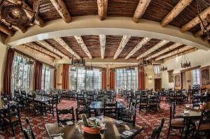 uma grande sala de jantar com mesas e cadeiras em Tanque Verde Guest Ranch em Tucson