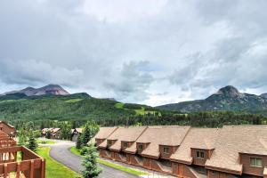 una fila di case con montagne sullo sfondo di Cascade Village 308 a Durango Mountain Resort