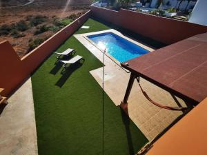 Utsikt över poolen vid Beautiful House with Pool - 'Casa Mar y Tierra' eller i närheten