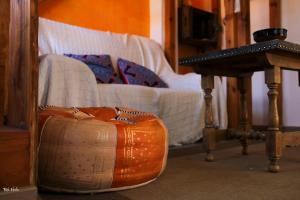 salon z kanapą i stołem w obiekcie Casa rural Hitohouse Bed&Climb w Albarracín
