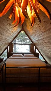 Tempat tidur dalam kamar di DAJTI PARADISE RESORT