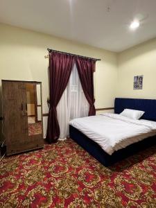 sypialnia z 2 łóżkami i czerwonym dywanem w obiekcie Le Caire Guest Hous cairo w Kairze