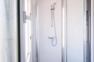 eine Dusche in einem Badezimmer neben einem Fenster in der Unterkunft Casa Charcón Alto, en primera línea de mar - Best Villas Lanzarote in Famara