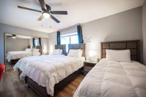1 Schlafzimmer mit 2 Betten und einem Deckenventilator in der Unterkunft Luxury Retreat The Vegas Edition in Las Vegas