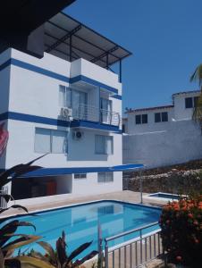 una casa con piscina frente a ella en HOTEL SANTANDER, en Melgar