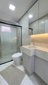 Et badeværelse på Apto das Lavandas - 2 quartos - Apto todo climatizado - à 150m do Parque Termal! + 15 billeder