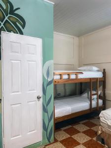 a room with two bunk beds and a door at Hostal Eden in Moyogalpa