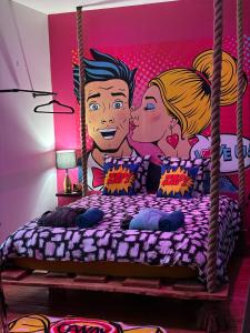 Ein Bett mit einem Bild von einem Mann und einer Frau in der Unterkunft *ARCADE.ROOM* 