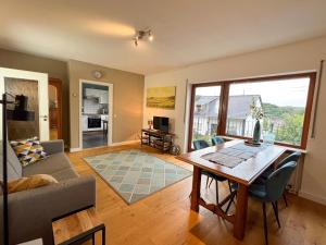 WiltingenHaus Rosenberg的客厅里有一张桌子和一张沙发