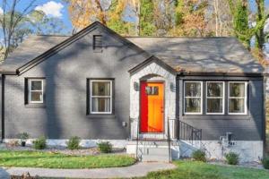 uma representação de uma casa com uma porta vermelha em New Decatur Bungalow em Decatur