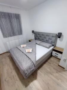 ズラティボールにあるApartman Savićの枕が2つ置かれたベッドのある寝室