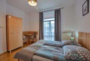 克雷尼察的住宿－Pod Krukiem，一间卧室设有一张床和一个大窗户