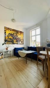 sala de estar con sofá azul y mesa en ApartmentInCopenhagen Apartment 1586, en Copenhague
