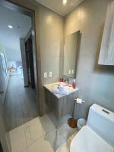 a bathroom with a sink and a toilet at Elize 902, hermosa suit con piscina in Quito