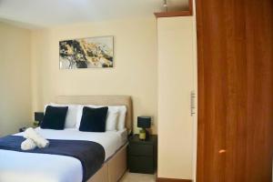 Llit o llits en una habitació de Luxury Home near NEC, BHX with Parking and Netflix