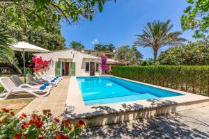 una piscina nel cortile di una casa di Can Creus a Pollença