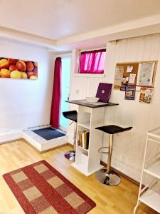 een kamer met een bureau en een laptop aan de muur bij Basement Room in Mönchengladbach