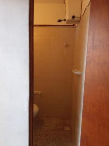 a bathroom with a toilet and a shower stall at Salón Amplio Céntrico Habitación Privada 4 personas in Cosquín