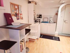 een kleine keuken met witte kasten en een aanrecht bij Basement Room in Mönchengladbach