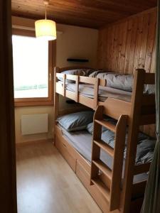 Zimmer mit Etagenbetten in einer Hütte in der Unterkunft Soldanella in Appenzell