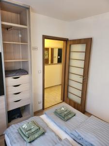 Postel nebo postele na pokoji v ubytování TriAngol Apartman: fürdő, belváros, egyetem
