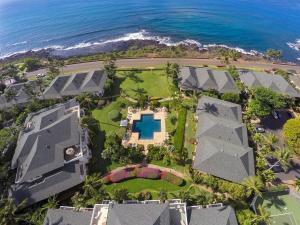 - une vue aérienne sur une demeure de caractère située à côté de l'océan dans l'établissement Oceanfront Corner Villa w Air Conditioning - Alekona Kauai, à Koloa