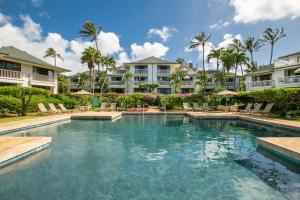 科洛阿的住宿－Oceanfront Corner Villa w Air Conditioning - Alekona Kauai，度假村前的游泳池