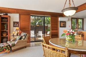 - une salle à manger avec une table et des chaises dans l'établissement Oceanfront Corner Villa w Air Conditioning - Alekona Kauai, à Koloa