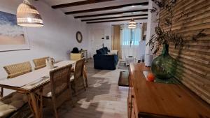ein Esszimmer und ein Wohnzimmer mit Tisch und Stühlen in der Unterkunft La Elegida in Denia
