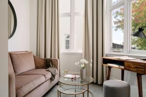 Sonder Kensington Gardens في لندن: غرفة معيشة مع أريكة وطاولة