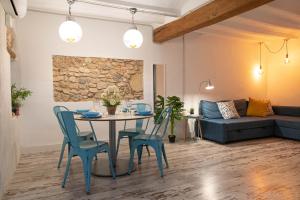 un soggiorno con tavolo, sedie e divano di Apartament de la Susanna Old Town Mezzanine a Tarragona