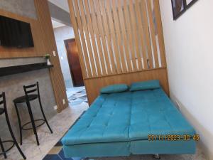 Ce lit se trouve dans un dortoir doté d'une porte en bois. dans l'établissement Apartamento Aconchegante, à Praia Grande 4 autres photos