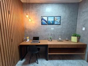 d'un bureau avec un ordinateur portable. dans l'établissement Apartamento Aconchegante, à Praia Grande