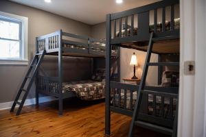 2 literas en una habitación con 1 cama en New Listing! Three Chimney Lodge - 4 Bed, Hot Tub, en Dahlonega