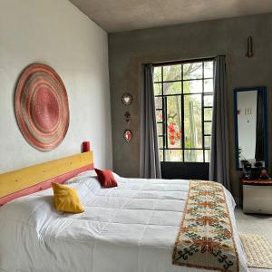 Un dormitorio con una cama grande y una ventana en Casa Flora 32, en Mixquiahuala