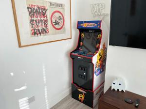 una máquina de videojuegos al lado de una pared en Cool 2 Bed Hornchurch House, Arcade Games, Free Parking, en Hornchurch