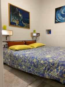 sypialnia z łóżkiem z niebiesko-białą kołdrą w obiekcie Apartman "Almond house 2" w Puli