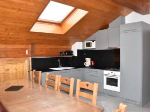 Virtuve vai virtuves zona naktsmītnē Appartement Champagny-en-Vanoise, 5 pièces, 10 personnes - FR-1-464-41