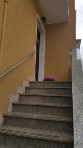 un escalier en face d'un bâtiment dans l'établissement Chiara Apartment, à Mestre