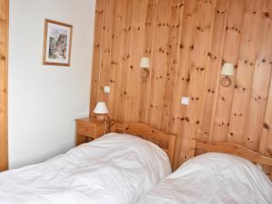 Cama ou camas em um quarto em Appartement Champagny-en-Vanoise, 4 pièces, 6 personnes - FR-1-464-51